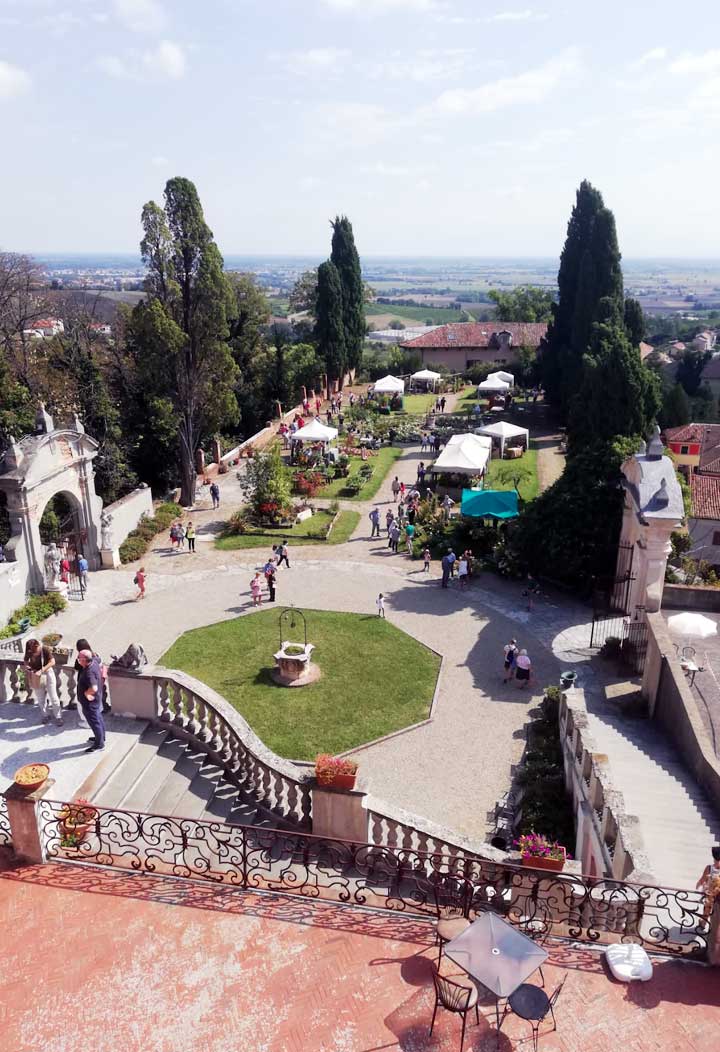 dettaglio di un tavolo imbandito - eventi pubblici e privati al castello di San Giorgio Monferrato